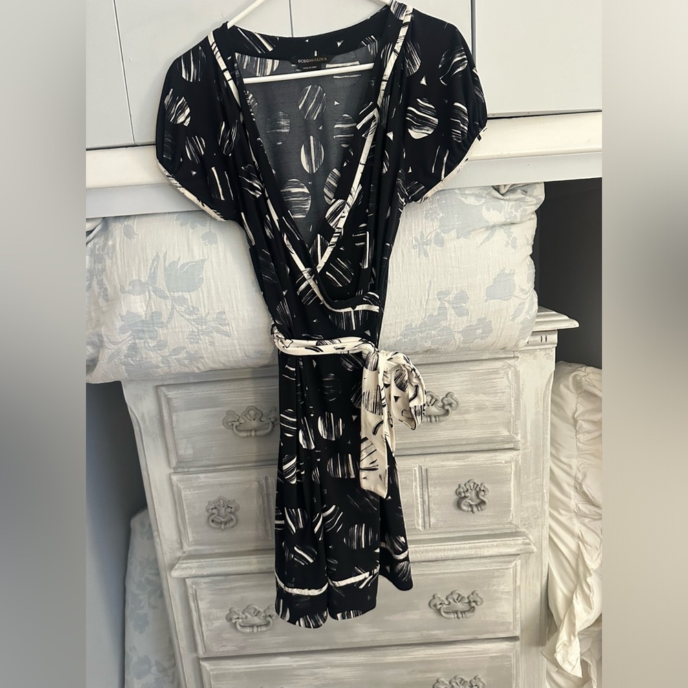 BCBG maxazaria wrap dress size medium super cute